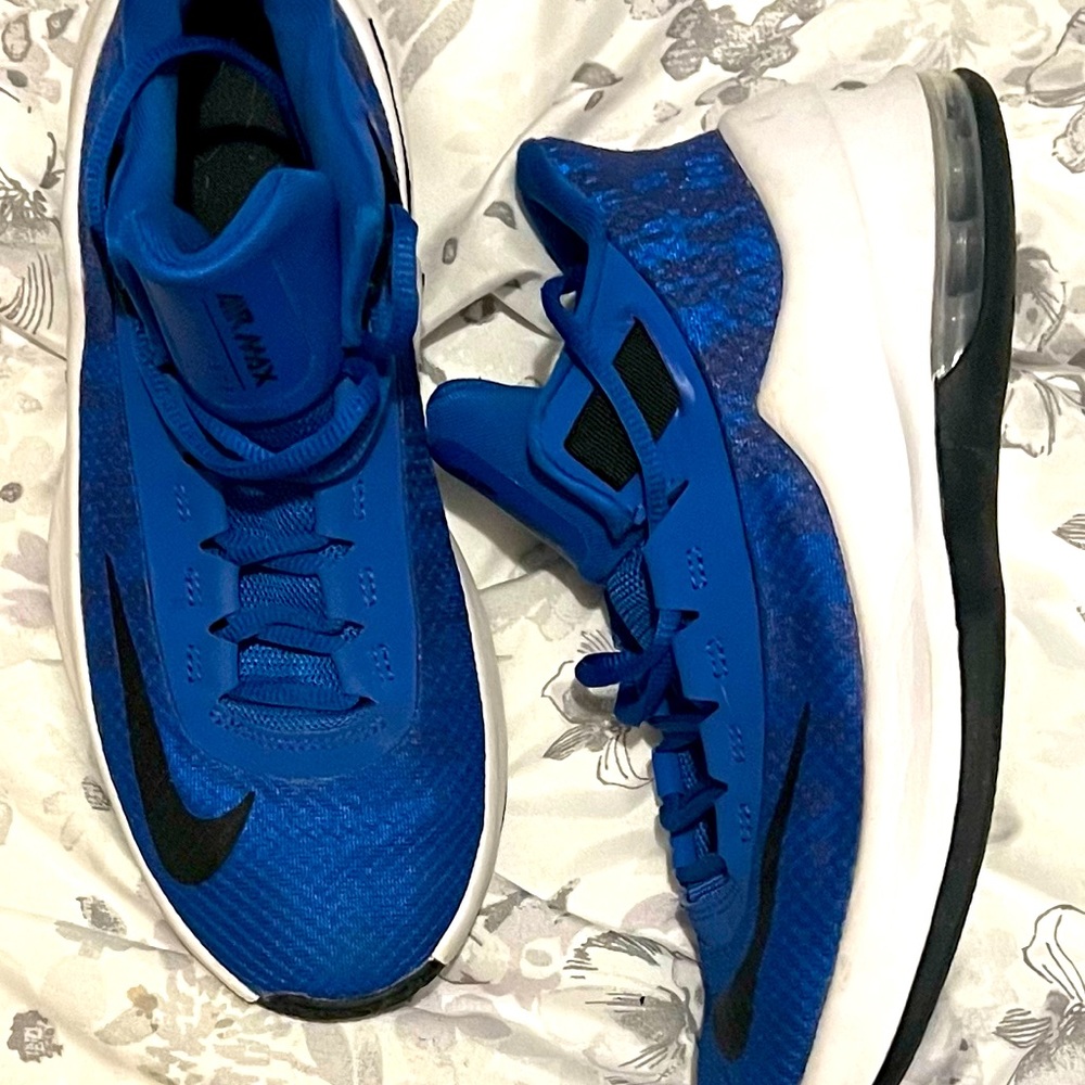 Like new! Nike Air Max (5.5youth) Basketball Shoes